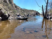Sid pluje nad táborákem.