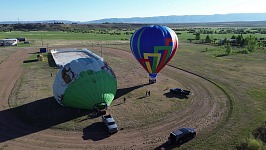 Startovní pole u hokejového hřiště.