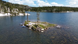 Ostrůvek se třemi stromky na Zrcadlovém plese.