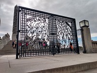 Vigelandův park: kovaná brána s děvčaty.