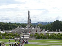 Vigelandův park: Monolit a turisti.