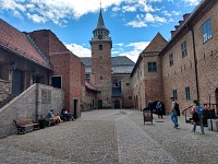 Akershus: pevnostní věž a nádvoří.