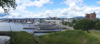 Oselký přístav a radnice.