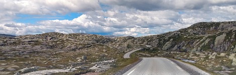 Po silnici k hornímu konci Lysefjordu. Po silnici k hornímu konci Lysefjordu.