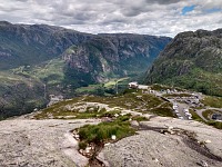 Parkoviště s hospodou z první části krpálu na Kjerag. Parkoviště s hospodou z první části krpálu na Kjerag.