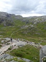 Vlastní zaklíněný balvan Kjerag je 5 km po této zalidněné stezce. Vlastní zaklíněný balvan Kjerag je 5 km po této zalidněné stezce.