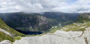Lysefjorden a vesnička Lysebotn o 700 m níž. Lysefjorden a vesnička Lysebotn o 700 m níž.