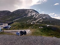 Od hospody je vidět, jak se z kopce stala klouzačka. Od hospody je vidět, jak se z kopce stala klouzačka.