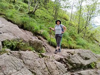 Carol se chystá na řetězový výšlap k vodopádu Månafossen. Carol se chystá na řetězový výšlap k vodopádu Månafossen.