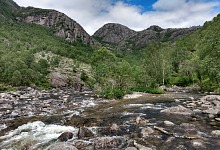 Z vodopádu vytéká malebná říčka Frafjordelva. Z vodopádu vytéká malebná říčka Frafjordelva.