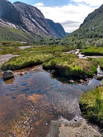 Øvstabødalen: potok tu teče přímo po skalním podloží. Øvstabødalen: potok tu teče přímo po skalním podloží.