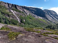 Nenápadný vodopád s ovcemi u Øvstabøstølen. Nenápadný vodopád s ovcemi u Øvstabøstølen.