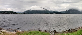 Mraky se honí nad kopci v ústí Lysefjordu.