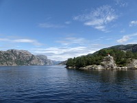 Maják vedle ostrova Bergsholmen v ústí Lysefjordu.