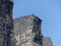 Turisti přešlapují na hraně Kazatelny.