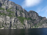 Kazatelna trčí nad kolmým útesem spadajícím do fjordu.