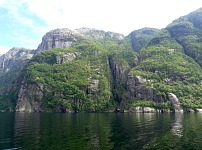 Lysefjord je veliký &mdash; zde kajaky jako měřítko.