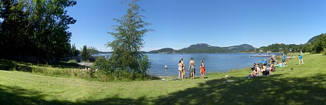 Pláž Kjelavika &mdash; Carol se brodí v Norském moři.