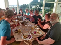 Na setkání s českými přáteli: k večeři je ryba na houbách.