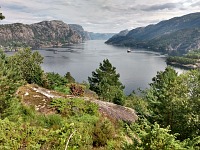 Poledne v Høllesli: vyhlídka na Lysefjorden.