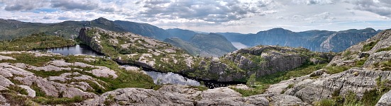 Jezírko Sollitjørn v mezipatře Sollifjellu.