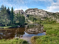 Sollifjellet se odráží v říčce Fossåna.