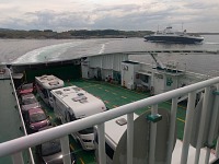 Mortavika: dálniční provoz ani nezaplnil naši loď. Hned nás střídá další.