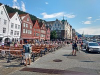 Bergen: hansovní blok Bryggen, a nahoře na obzoru vyhlídka Fløyen.