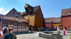 Bergen: bryggenská honosná průčelí vedou na zadní dvorky se starými obchody.