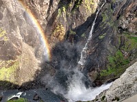 Vøringsfossen dělá z Tysvikjofossen duhu Vøringsfossen dělá z Tysvikjofossen duhu