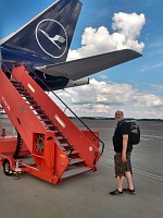 Nastupujte do letadla směr Mnichov Nastupujte do letadla směr Mnichov